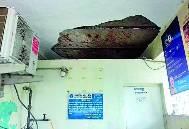 Six buildings in Mangal Chawl are in dilapidated condition | मंगरूळ चव्हाळातील सहा इमारती जीर्ण अवस्थेत