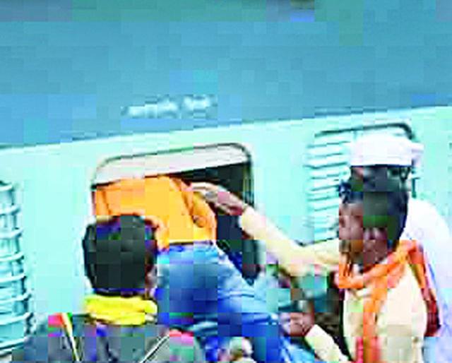 'Seat' theft in the General Box of Mumbai Express | मुंबई एक्स्प्रेसच्या जनरल डब्यातील ‘सीट’ चोरी