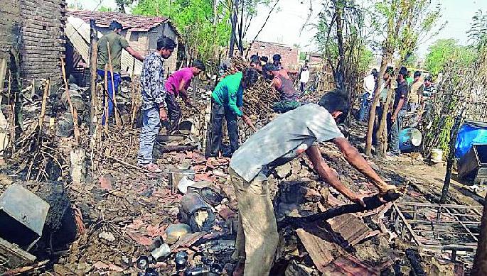 Rakharangoli of seven houses at Chincholi Gawli | चिंचोली गवळी येथे सात घरांची राखरांगोळी Rakharangoli of seven houses at Chincholi Gawli | चिंचोली गवळी येथे सात घरांची राखरांगोळी