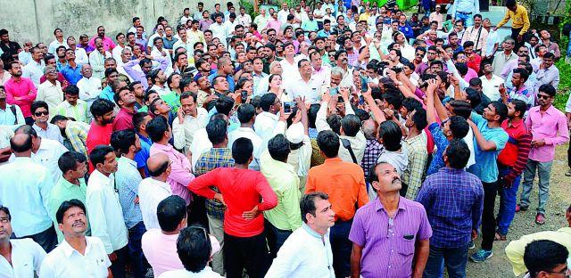 The administration's tension over the 'tower' tower | ‘तो’ टॉवरवर चढल्याने प्रशासनाची दमछाक