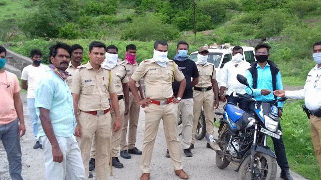 Action taken against 32 tourists at Ankai fort | अनकाई किल्ल्यावर ३२ पर्यटकांवर कारवाई Action taken against 32 tourists at Ankai fort | अनकाई किल्ल्यावर ३२ पर्यटकांवर कारवाई