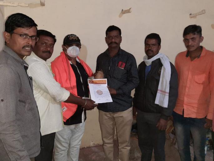 Shiv Sena honors Corona fighters | कोरोनायोध्यांचा शिवसेनेतर्फे सन्मान Shiv Sena honors Corona fighters | कोरोनायोध्यांचा शिवसेनेतर्फे सन्मान