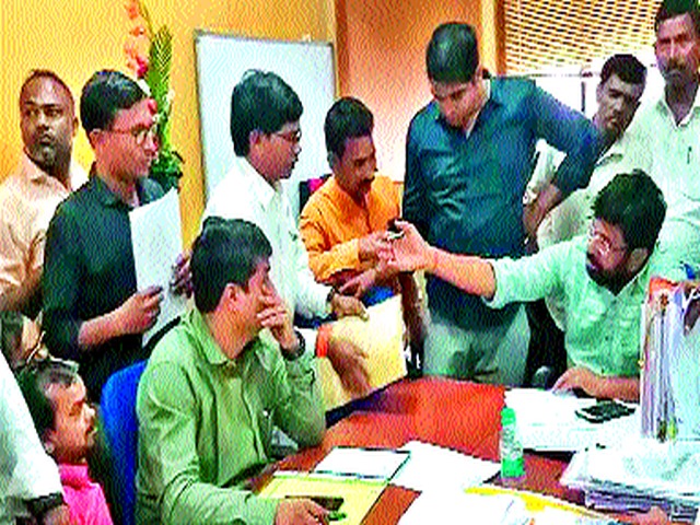 Attempts for tribal loan waiver | आदिवासी संस्थेच्या कर्जमाफीसाठी प्रयत्न Attempts for tribal loan waiver | आदिवासी संस्थेच्या कर्जमाफीसाठी प्रयत्न