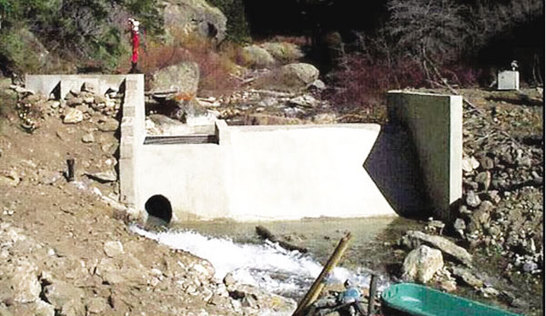 The left canal of Nandurmadhyameshwar dam burst | नांदूरमध्यमेश्वर बंधाऱ्याचा डावा कालवा फुटला The left canal of Nandurmadhyameshwar dam burst | नांदूरमध्यमेश्वर बंधाऱ्याचा डावा कालवा फुटला
