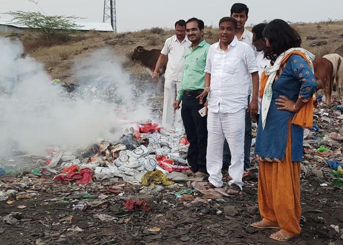 Gutkha destroyed in Beed | बीडमध्ये ९१ हजारांचा गुटखा नष्ट Gutkha destroyed in Beed | बीडमध्ये ९१ हजारांचा गुटखा नष्ट