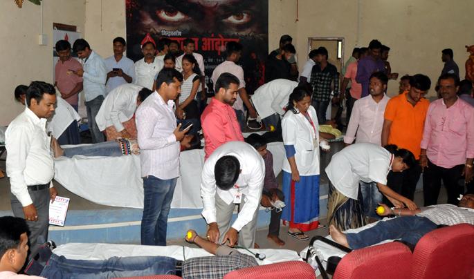 Human relationship with blood donation movement in Beed is tight | बीडमध्ये रक्तदान आंदोलनातून माणुसकीचे नाते घट्ट Human relationship with blood donation movement in Beed is tight | बीडमध्ये रक्तदान आंदोलनातून माणुसकीचे नाते घट्ट