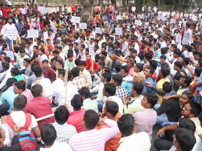 In the Beed, the students' grandmaster was beaten by the Collector's office | बीडमध्ये विद्यार्थ्यांचा महामोर्चा जिल्हाधिकारी कार्यालयावर धडकला In the Beed, the students' grandmaster was beaten by the Collector's office | बीडमध्ये विद्यार्थ्यांचा महामोर्चा जिल्हाधिकारी कार्यालयावर धडकला