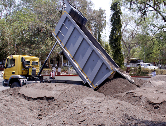 Replacement of Beed Collector and illegal sand play begins | बीडच्या जिल्हाधिकाऱ्यांची बदली अन् अवैध वाळूचा खेळ सुरू