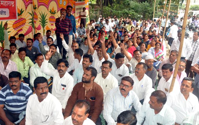 Employees' association in Beed; Public Works | बीडमध्ये कर्मचाऱ्यांचा संप; जनतेची कामे खोळंबली Employees' association in Beed; Public Works | बीडमध्ये कर्मचाऱ्यांचा संप; जनतेची कामे खोळंबली