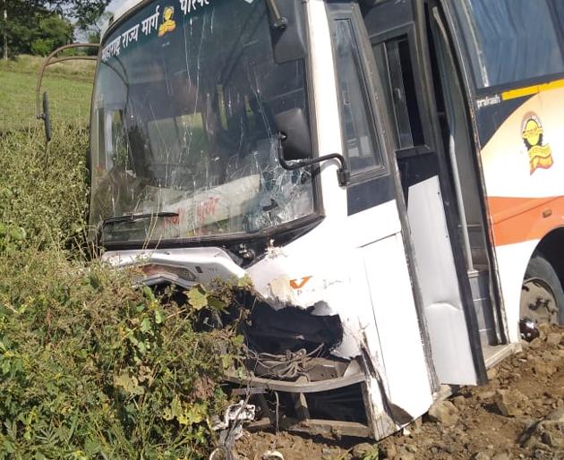 Shivshahi bus hit the bullock cart when the wheel burst | चाक फुटल्याने शिवशाही बस उभ्या बैलगाडीवर आदळली Shivshahi bus hit the bullock cart when the wheel burst | चाक फुटल्याने शिवशाही बस उभ्या बैलगाडीवर आदळली