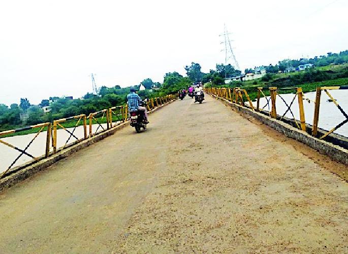 Traffic on old bridge continues | जुन्या पुलावरून वाहतूक सुरूच Traffic on old bridge continues | जुन्या पुलावरून वाहतूक सुरूच