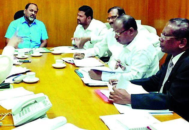 Requirement for change in the reservoir contract policy | जलाशय कंत्राट धोरणात बदलाची आवश्यकता