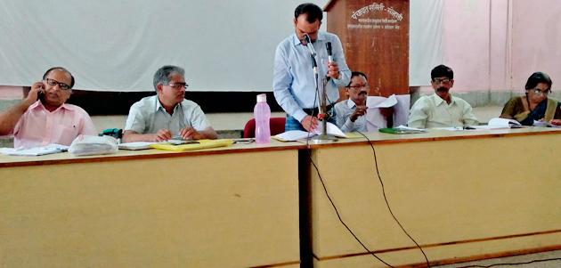 Feed the students for 15 days ... | १५ दिवस तरी विद्यार्थ्यांना खाऊ घाला हो...