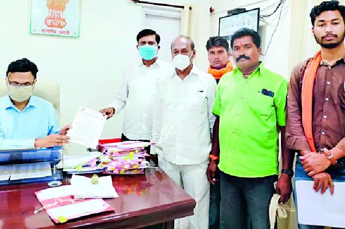 The problems of the workers reached the Collector's office | कामगारांच्या समस्या पोहचल्या जिल्हाधिकाऱ्यांच्या दालनात The problems of the workers reached the Collector's office | कामगारांच्या समस्या पोहचल्या जिल्हाधिकाऱ्यांच्या दालनात