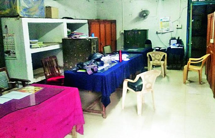 Water Resources Office Winds | जलसंपदा कार्यालय वाऱ्यावर