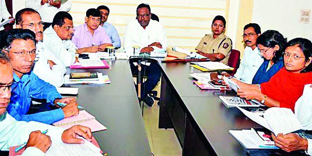 Take 32 problems in the same meeting from the Guardian Minister | पालकमंत्र्यांकडून एकाच बैठकीत ३२ समस्या निकाली