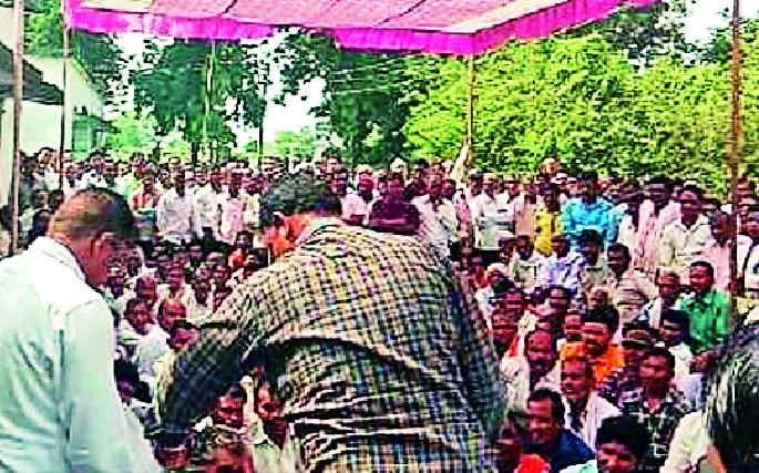 Farmers' confusion at Chandpur reservoir water sharing meeting | चांदपूर जलाशय पाणी वाटपाच्या सभेत शेतकऱ्यांचा गोंधळ Farmers' confusion at Chandpur reservoir water sharing meeting | चांदपूर जलाशय पाणी वाटपाच्या सभेत शेतकऱ्यांचा गोंधळ