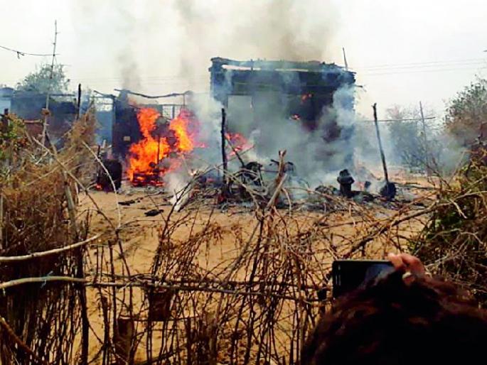 In Mohd, three houses were burnt in the fire | मोहाडीत तीन घरे आगीत भस्मसात