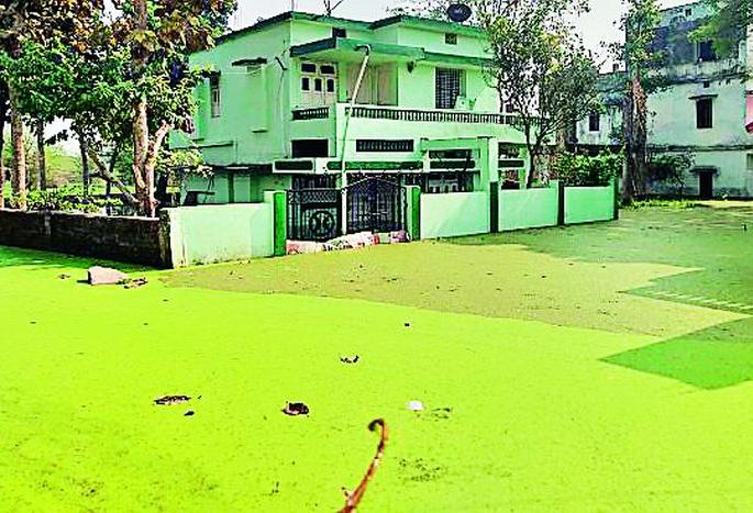 Backwaters brought the bungalow to a rented house | बॅकवाॅटरने आणले बंगला साेडून भाड्याच्या घरात Backwaters brought the bungalow to a rented house | बॅकवाॅटरने आणले बंगला साेडून भाड्याच्या घरात