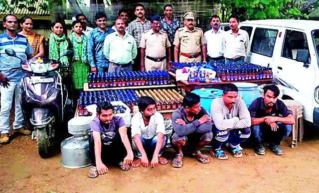 The forage of a fake ammunition factory | बनावट दारु कारखान्यावर धाड The forage of a fake ammunition factory | बनावट दारु कारखान्यावर धाड