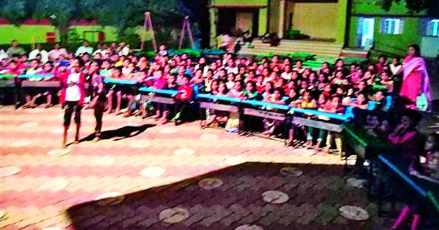 Night school took away students from Kharash school | खराशी शाळेत मुलांनी घेतला रात्र शाळेचा आनंद Night school took away students from Kharash school | खराशी शाळेत मुलांनी घेतला रात्र शाळेचा आनंद