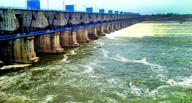 Gosekhurd's nine doors opened half a meter | गोसेखुर्दचे नऊ दरवाजे अर्धा मीटर उघडले