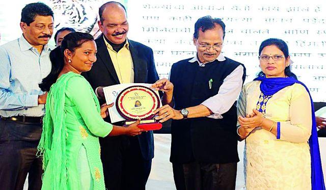 Felicitated by Rupali Meshram's 'Barti', who fought with Waghhi | वाघाशी झुंज देणाऱ्या रूपाली मेश्रामचा 'बार्टी'तर्फे सत्कार Felicitated by Rupali Meshram's 'Barti', who fought with Waghhi | वाघाशी झुंज देणाऱ्या रूपाली मेश्रामचा 'बार्टी'तर्फे सत्कार