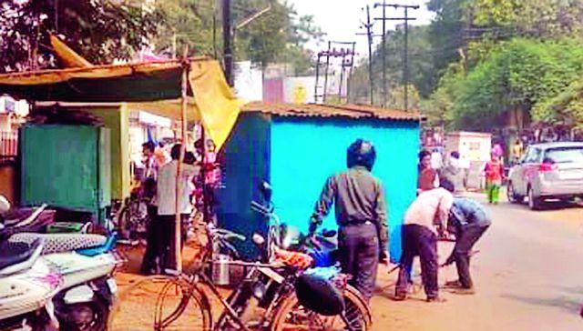 The encroachment on the highway spoiled | महामार्गावरील अतिक्रमण उद्ध्वस्त The encroachment on the highway spoiled | महामार्गावरील अतिक्रमण उद्ध्वस्त
