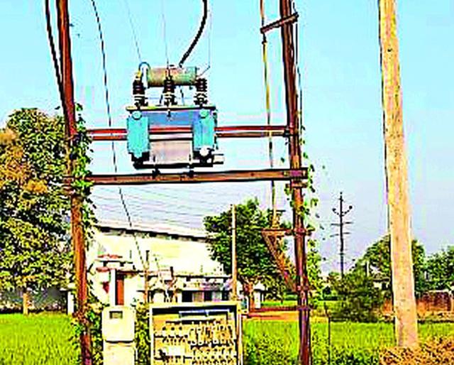 Fatality in the field of electric field | शेतातील विद्युत रोहित्र ठरताहेत जीवघेणे Fatality in the field of electric field | शेतातील विद्युत रोहित्र ठरताहेत जीवघेणे