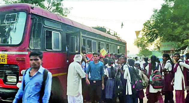 'Savitri' Lekhi's travel difficult | ‘सावित्रीच्या’ लेकींचा प्रवास खडतर 'Savitri' Lekhi's travel difficult | ‘सावित्रीच्या’ लेकींचा प्रवास खडतर