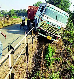 Accident on the bridge at Pawanara | पवनारा येथील पुलावर अपघात Accident on the bridge at Pawanara | पवनारा येथील पुलावर अपघात