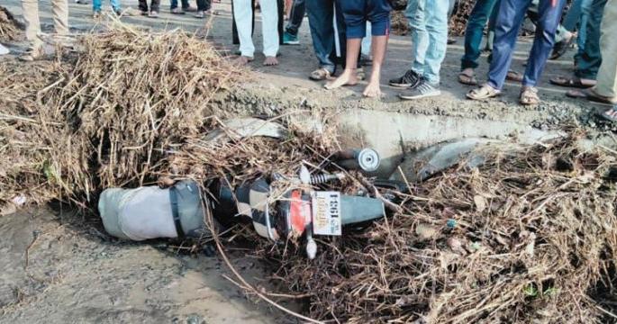 Mehkar Bazar Samiti director dies due to floods | पुरात वाहुन गेल्याने मेहकर बाजार समिती संचालकाचा मृत्यू Mehkar Bazar Samiti director dies due to floods | पुरात वाहुन गेल्याने मेहकर बाजार समिती संचालकाचा मृत्यू