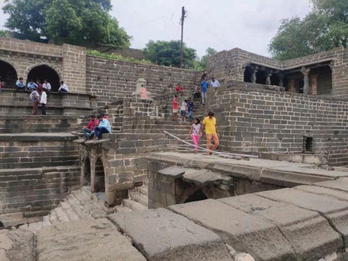 Crowds of tourists in Lonar due to holidays | सुट्ट्यांमुळे लोणारात पर्यटकांची गर्दी Crowds of tourists in Lonar due to holidays | सुट्ट्यांमुळे लोणारात पर्यटकांची गर्दी