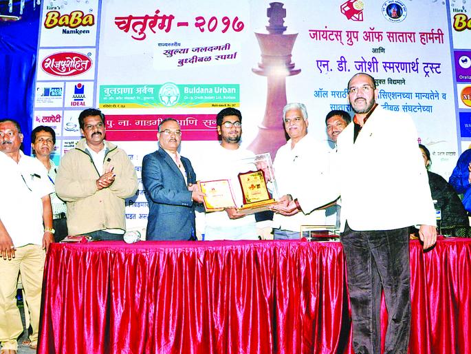 Sangli's international master Sameer Kadamale winner in state level chess tournament | राज्यस्तरीय बुद्धिबळ स्पर्धेत सांगलीचा इंटरनॅशनल मास्टर समीर कठमाळे विजेता