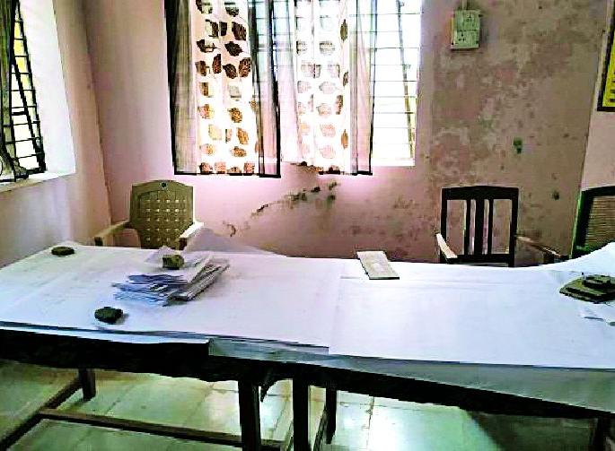 Due to deputation, the work of the Land Records office is on the wind | प्रतिनियुक्तीमुळे भूमी अभिलेख कार्यालयाचे कामकाज वाऱ्यावर