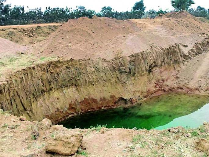 Due to lack of funds, irrigation wells were stuck | निधीअभावी सिंचन विहिरी रखडल्या Due to lack of funds, irrigation wells were stuck | निधीअभावी सिंचन विहिरी रखडल्या