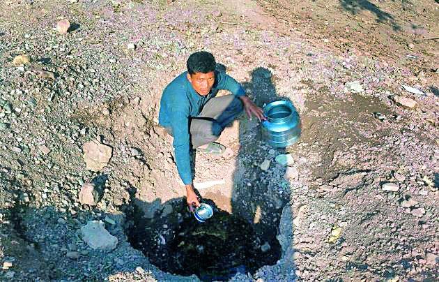 Primitive kollam for life on water in the Nali | नाल्यातील पाण्यावर जीवन जगतात आदिम कोलाम