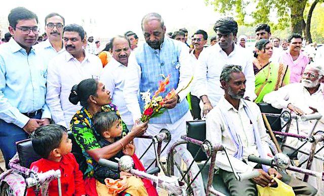 9 78 Distribution of useful literature to the lamps | ९७८ दिव्यांगांना उपयोगी साहित्य वाटप 9 78 Distribution of useful literature to the lamps | ९७८ दिव्यांगांना उपयोगी साहित्य वाटप