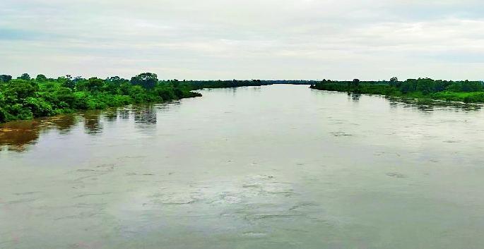 Rivers drain due to incessant rains | संततधार पावसामुळे नदी-नाले तुडुंब