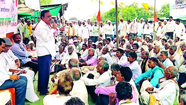 Farmers and agricultural workers' movement | शेतकरी व शेतमजुरांचे धरणे आंदोलन Farmers and agricultural workers' movement | शेतकरी व शेतमजुरांचे धरणे आंदोलन