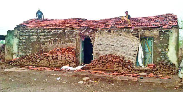 70 homes damage due to the storm | वादळामुळे ७० घरांचे नुकसान 70 homes damage due to the storm | वादळामुळे ७० घरांचे नुकसान