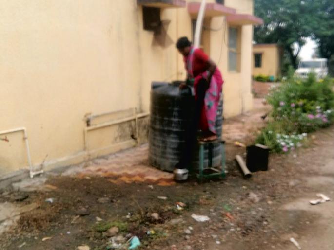 Half a kilometer walk to the women who performed the surgery | शस्त्रक्रिया केलेल्या महिलांना अर्ध्या किमीची पायपीट Half a kilometer walk to the women who performed the surgery | शस्त्रक्रिया केलेल्या महिलांना अर्ध्या किमीची पायपीट