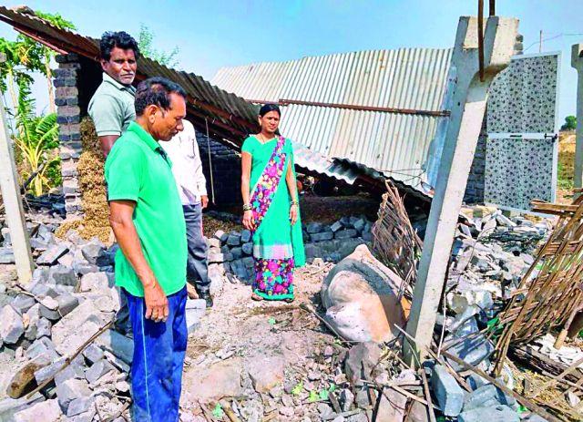 The cattle collapsed on the animals | जनावरांच्या अंगावर गोठा कोसळला The cattle collapsed on the animals | जनावरांच्या अंगावर गोठा कोसळला