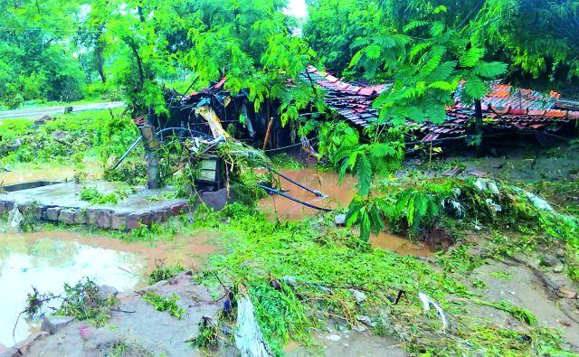 Millions of shocks hit the two-day rain | दोन दिवसांच्या पावसामुळे लाखोंचा फटका Millions of shocks hit the two-day rain | दोन दिवसांच्या पावसामुळे लाखोंचा फटका