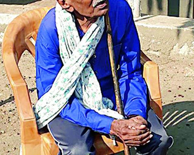 An elderly girl and a daughter visit | अन् झाली दुरावलेल्या वडील-मुलीची भेट