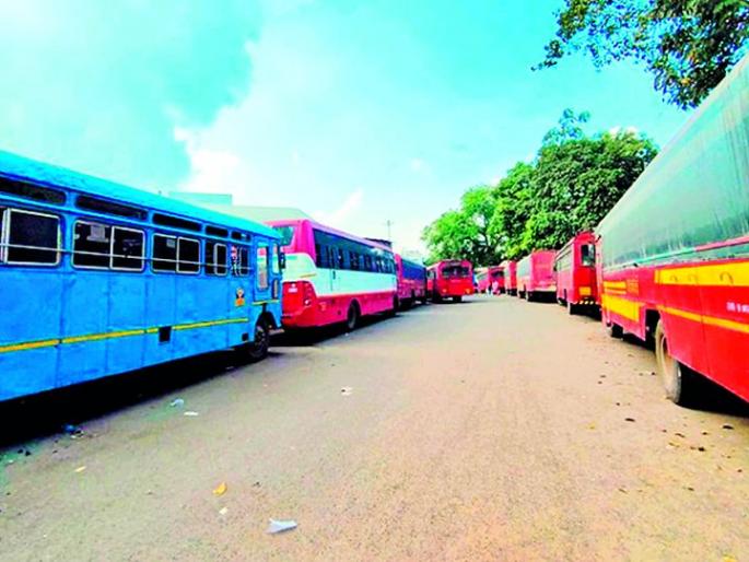 Red fairy Rusli in Ain festival, condition of passengers, loss of ST also | ऐन सणात लाल परी रुसली, प्रवाशांचे हाल, एसटीचेही नुकसान Red fairy Rusli in Ain festival, condition of passengers, loss of ST also | ऐन सणात लाल परी रुसली, प्रवाशांचे हाल, एसटीचेही नुकसान