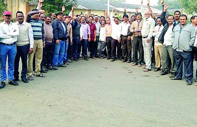 Power Distribution Company employees | वीज वितरण कंपनी कर्मचाऱ्यांचा संप