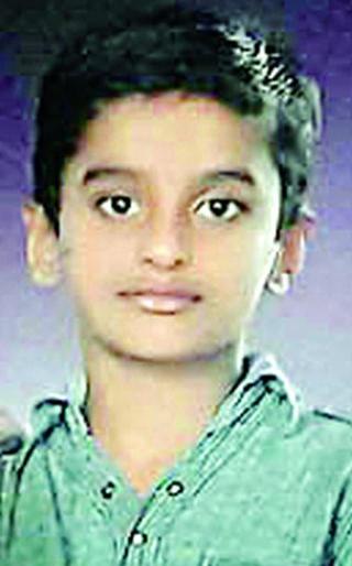 Due to the negligence of the truck driver, the death of the 'schoolgirl' | ट्रक चालकाच्या निष्काळजीपणामुळे ‘त्या’ शाळकरी मुलाचा मृत्यू Due to the negligence of the truck driver, the death of the 'schoolgirl' | ट्रक चालकाच्या निष्काळजीपणामुळे ‘त्या’ शाळकरी मुलाचा मृत्यू