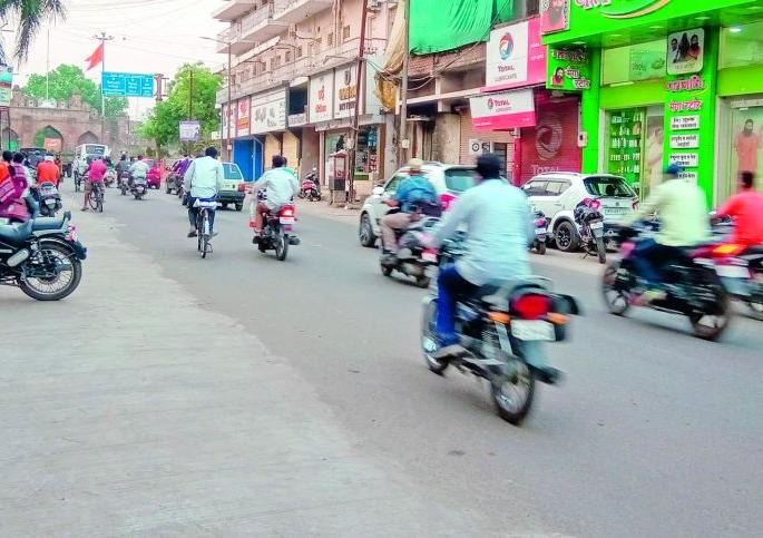 Samsum in the market, but in the streets! | बाजारात सामसूम, मात्र रस्त्यावर धामधूम ! Samsum in the market, but in the streets! | बाजारात सामसूम, मात्र रस्त्यावर धामधूम !