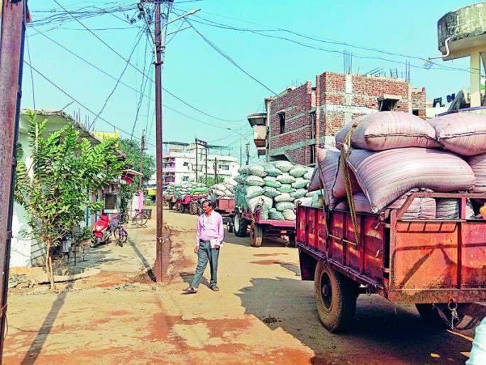 Long queues of grain growers; The center team did not come | धान उत्पादकांच्या लागल्या रांगा; केंद्राची चमू आलीच नाही Long queues of grain growers; The center team did not come | धान उत्पादकांच्या लागल्या रांगा; केंद्राची चमू आलीच नाही